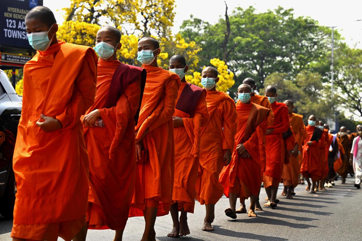 तीसरी धम्म पदयात्रा-2026 में शामिल भिक्षु बुधवार को हैदराबाद पहुंच रहे हैं। तीसरी धम्म पदयात्रा-2026 में शामिल भिक्षु बुधवार को हैदराबाद पहुंच रहे हैं।